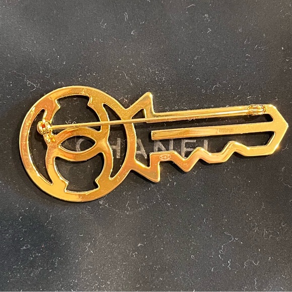 Authentic Chanel gold and Crystal key brooch - Picture 2 of 3
